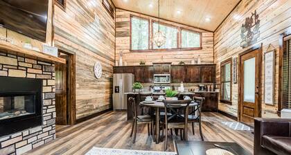 Calvert's Copper Cabin, Cozy cabin! Hot tub, Free Firewood, Fireplace!