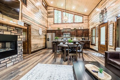 Calvert's Copper Cabin, Cozy cabin! Hot tub, Free Firewood, Fireplace!