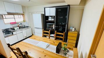 Fridge, microwave, stovetop, cookware/dishes/utensils