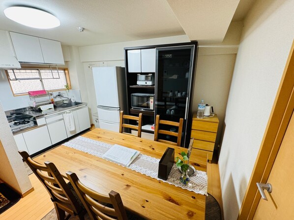 Fridge, microwave, stovetop, cookware/dishes/utensils