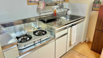 Fridge, microwave, stovetop, cookware/dishes/utensils