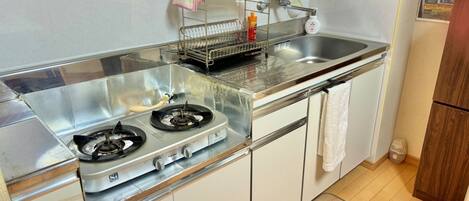 Refrigerador, microondas, placa de cocina, utensilios de cocina