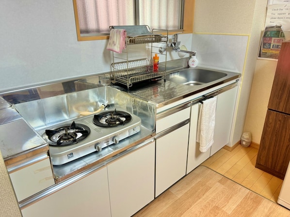 冷蔵庫、電子レンジ、コンロ、調理器具と食器