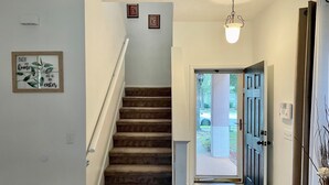 Un escalier menant à une porte donnant sur l’extérieur.