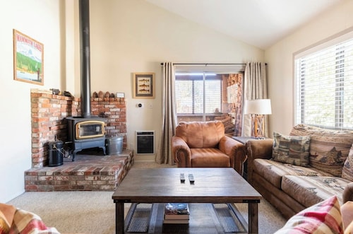 Forest Meadows#8- 3 Bedroom Across From Bowling Alley & great restaurants!