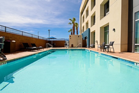 Outdoor pool. Holiday Inn Express & Suites Palm Desert - Millennium by IHG
