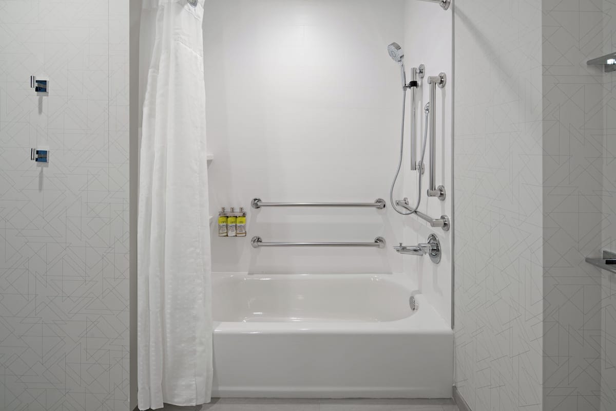 Amenidades de baño gratuitas, secadora de cabello, toallas, jabón