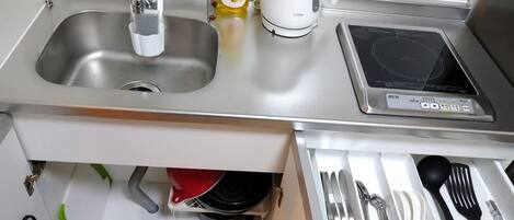 雪櫃、微波爐、廚房用具/餐具/器皿