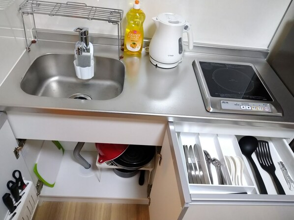 冷蔵庫、電子レンジ、調理器具と食器