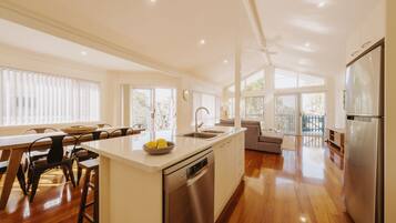 Frigorífico, microondas, horno y placa de cocina