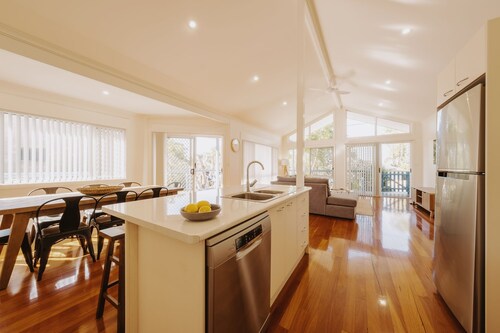 Enjoy sitting on the balcony listening to the ocean waves with the sea breeze