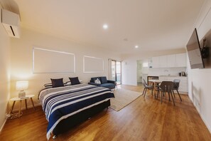 2 bedrooms, iron/ironing board, WiFi