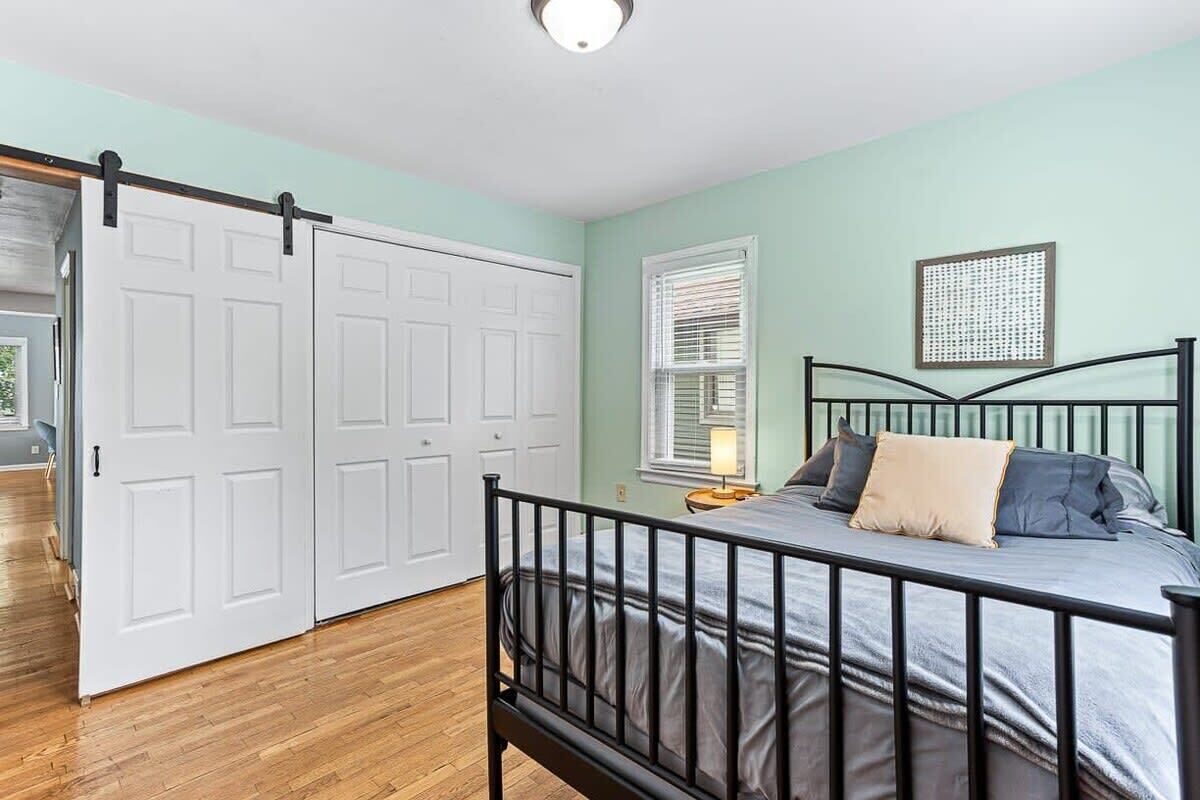 4 عدّة غرف نوم ومكتب ومكواة/لوح كي وواي فاي