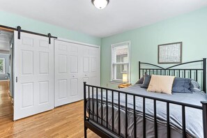 4 Schlafzimmer, Schreibtisch, Bügeleisen/Bügelbrett, WLAN