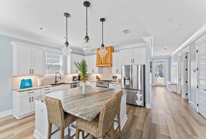 冷蔵庫、電子レンジ、オーブン、コンロ