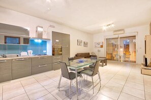 Kühlschrank, Mikrowelle, Ofen, Wasserkocher