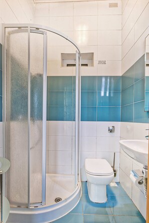 Ensemble douche/baignoire, serviettes fournies, papier toilette