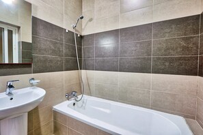 Duschwanne, Handtücher, Toilettenpapier