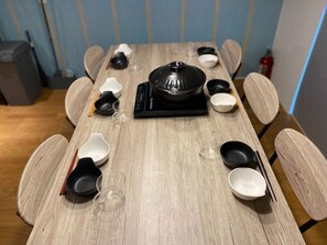 Fridge, microwave, stovetop, cookware/dishes/utensils - Stella House Castor Kawaguchiko / Minamitsuru-gun Yamanashi (Minamitsuru-gun)