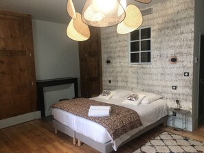 5 bedrooms, WiFi, bed sheets