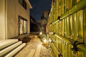 Exterior detail - Elegant Home Super Luxury Villa 7 LDK Double Bass - Rental of a whole building / Koshigaya Saitama (Koshigaya)