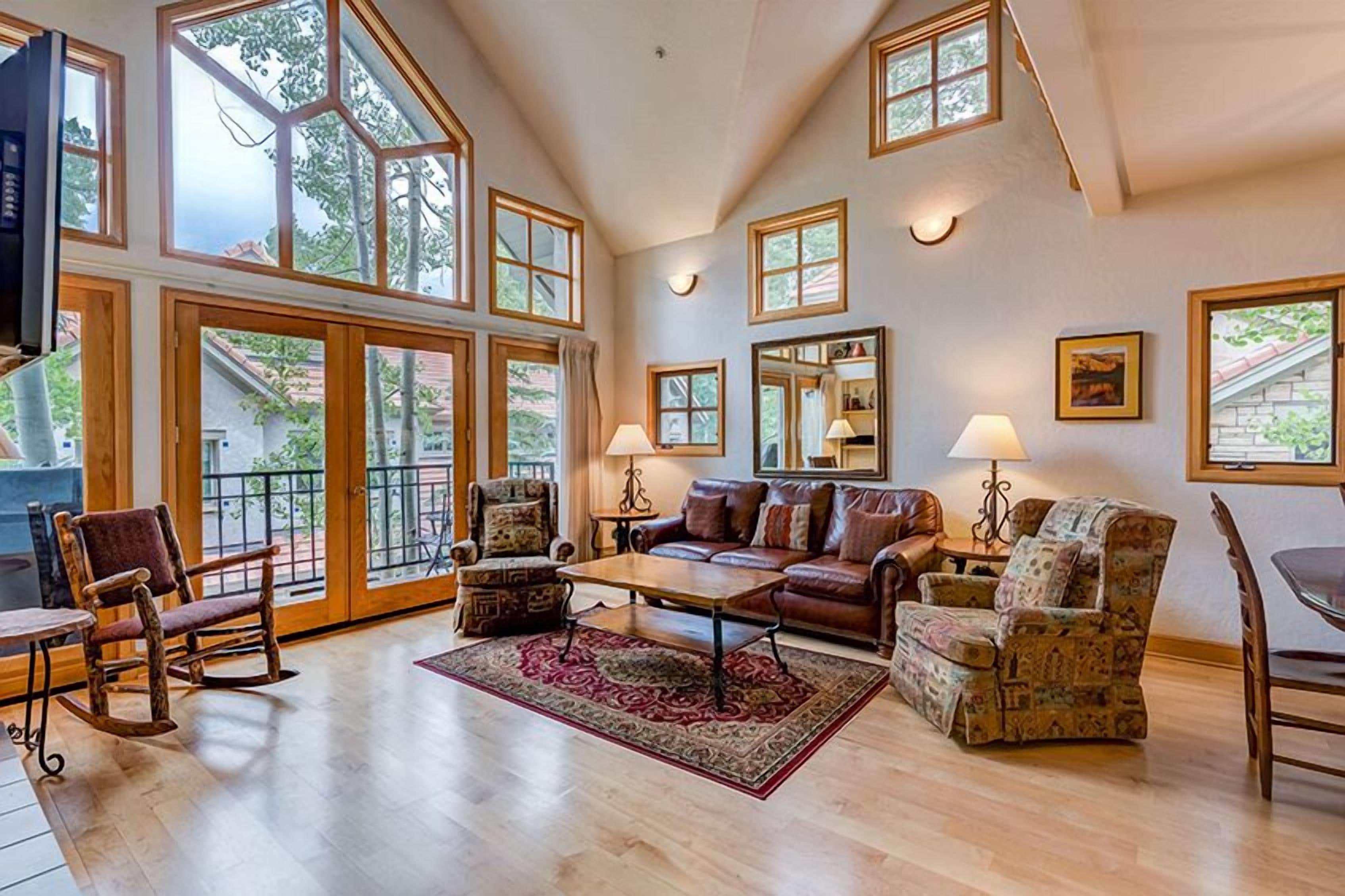 Spacious 3 BDR Mountain Village Townhome, Steps From Skiing and Dining