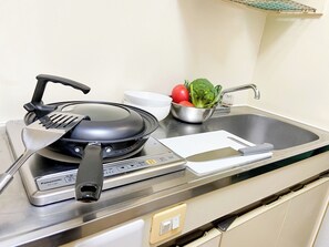 Frigorífico, microondas, placa de cocina y utensilios de cocina