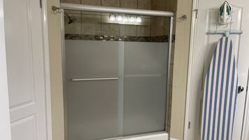 Ensemble douche/baignoire, sèche-cheveux, serviettes fournies, savon
