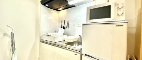 Réfrigérateur, micro-ondes, plaque de cuisson