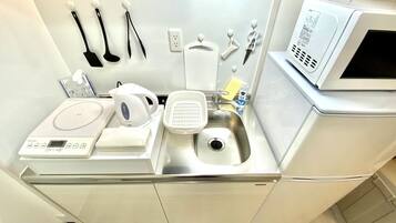Fridge, microwave, stovetop, cookware/dishes/utensils