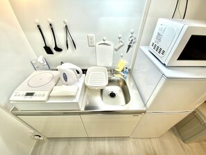 Kühlschrank, Mikrowelle, Herdplatte, Kochgeschirr/Geschirr/Besteck