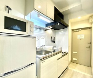 Fridge, microwave, stovetop, cookware/dishes/utensils