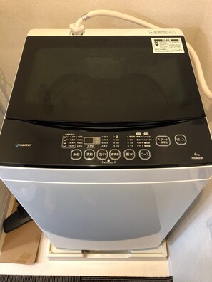 Un four à micro-ondes doté d’un écran numérique et de plusieurs boutons de commande.