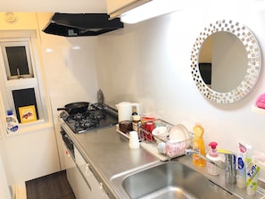 Fridge, microwave, stovetop, cookware/dishes/utensils - Returnees isolation welcome Telework Shinaga - 801 / Shinagawa-ku Tokyo (Shinagawa-ku)