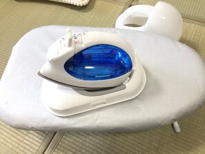 Un fauteuil dentaire muni d’un miroir buccal bleu et d’un plateau dentaire blanc.