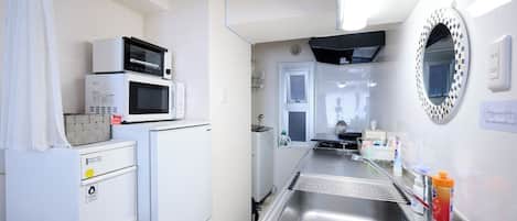 Geladeira, micro-ondas, cooktop, talheres/pratos/utensílios de cozinha
