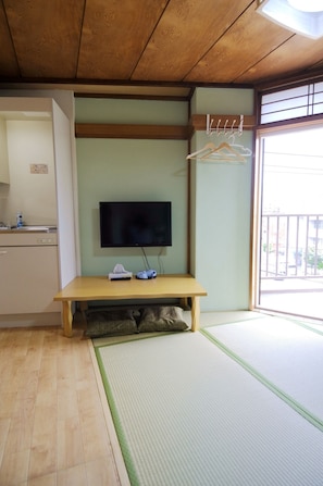 1 bedroom, desk, free WiFi, bed sheets
