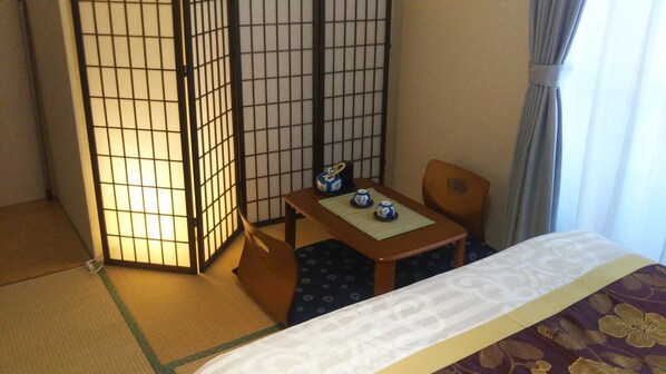 2 habitaciones, escritorio, tabla de planchar con plancha y wifi gratis