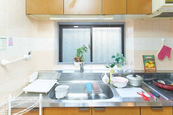 Kühlschrank, Mikrowelle, Herdplatte, Kochgeschirr/Geschirr/Besteck