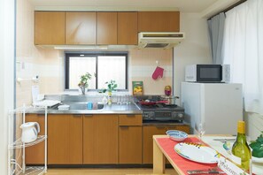 Kühlschrank, Mikrowelle, Herdplatte, Kochgeschirr/Geschirr/Besteck