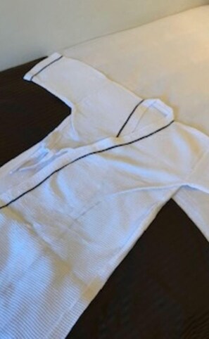 A bed with white bedding and a dark headboard. - Room without meals plan A plan without meals for / Edogawa-ku Tokyo (Edogawa-ku)