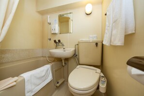 A bathroom with a bathtub, a toilet, a sink, and a mirror. - Room without meals plan A plan without meals for / Edogawa-ku Tokyo (Edogawa-ku)