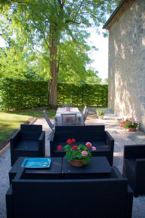 Outdoor dining - Cottage ROSE 6 pers dans parc d'un château gascon (Montreal du Gers)