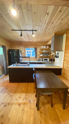 Réfrigérateur, micro-ondes, batterie de cuisine, vaisselle et ustensiles