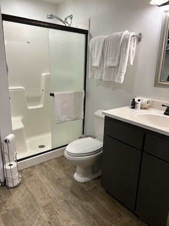 Shower, hair dryer, towels, soap. A waterfall, bountiful gardens and the sound of birds, fenced and pet friendly!