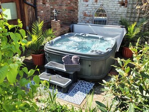 Cottage | Outdoor spa tub