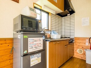 冷蔵庫、電子レンジ、調理器具と食器