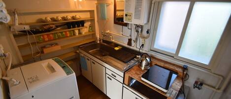 Fridge, microwave, stovetop, cookware/dishes/utensils