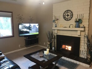 Smart TV, stereo - Single Story Chic', One mile from Downtown,  with Tesla 220v Outlet in Garage (Prescott)