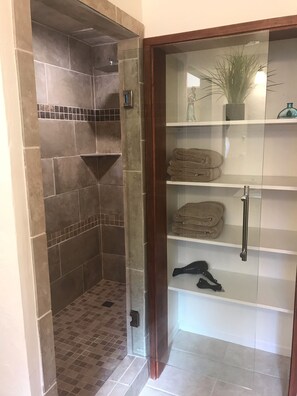 Combined shower/bathtub, hair dryer, towels, soap - Single Story Chic' One mile from Downtown,  with Tesla 220v Outlet in Garage (Prescott)